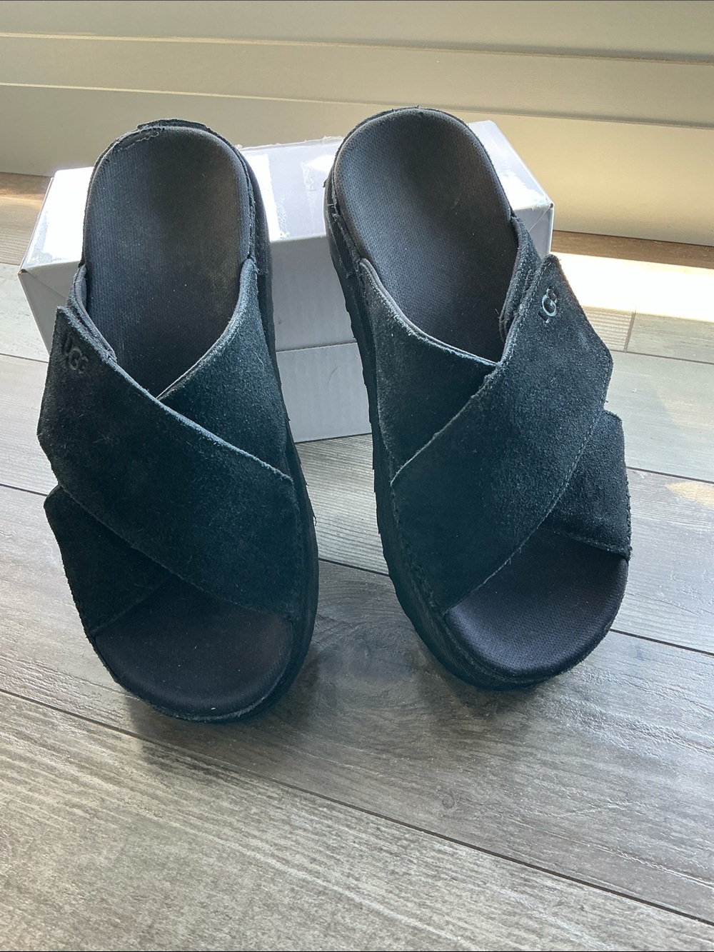 UGG Black Suede Crisscross Platform Slide sz 9